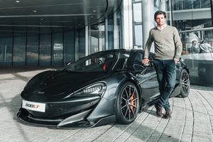 Carlos Sainz reçoit les clés de sa McLaren 600LT Spider