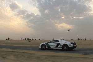 McLaren 650S vs drone à Dubaï