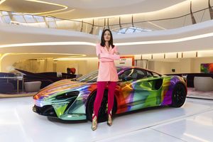  L'artiste Nat Bowen crée une McLaren Artura Art Car