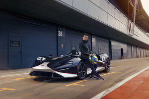 Lando Norris s'amuse avec la McLaren Elva à Silverstone