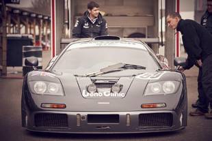 Seize McLaren F1 GTR en piste à Goodwood