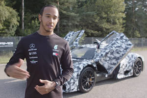 Lewis Hamilton visite la Mercedes-AMG One