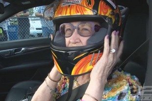 Vidéo : une grand-mère qui assure en Mercedes C 63 AMG !