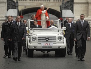Une nouvelle Papamobile pour Benoît XVI