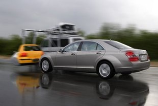 Une Mercedes qui freine toute seule !