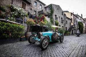 Une Bugatti sur le podium des Mille Miglia