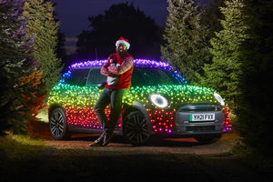 Une MINI décorée comme un sapin de Noël pour la bonne cause