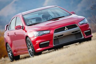 La Lancer EVO X sort du bois