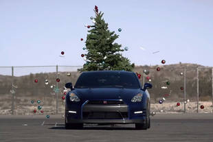 Comment démonter son sapin avec une Nissan GT-R