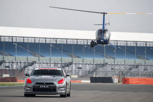 Jann Mardenborough pilote une Nissan GT-R/C  avec un pad DualSchock 4