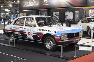 Deux Peugeot 504 au départ du Tour Auto 2018