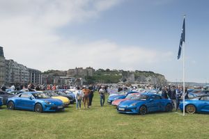 Plus de 1700 Alpine rassemblées à Dieppe pour les 70 ans de la marque