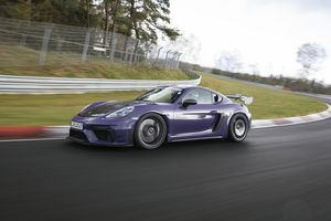 Le Porsche 718 Cayman GT4 RS reçoit un kit Manthey et s'illustre sur le Ring