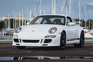Une Porsche 911S avec conduite au centre aux enchères