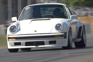 La Porsche 930 TAG Turbo en piste à Goodwood