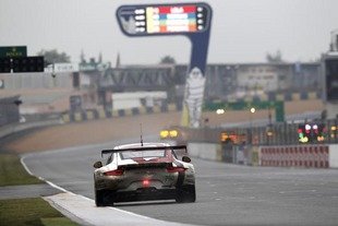 Porsche dans les roues d'Aston Martin