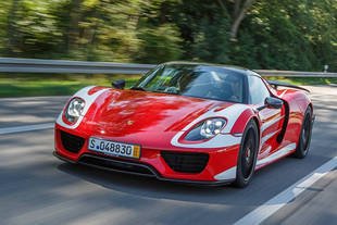 Mark Webber prend possession de sa Porsche 918 Spyder