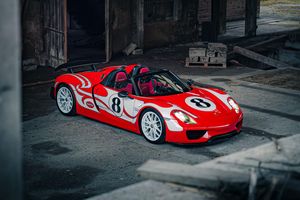 Une Porsche 918 Spyder Psychédélique Design aux enchères