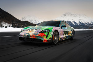 RM Sotheby's : 200 000 $ pour le Porsche Taycan « Art Car » 