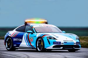 Un nouveau safety-car pour la Formule E : le Porsche Taycan