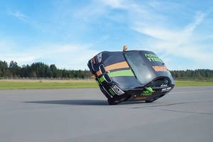 Record : 186 km/h en voiture sur deux roues