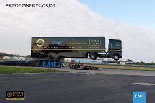 Une F1 Lotus passe sous un semi-remorque