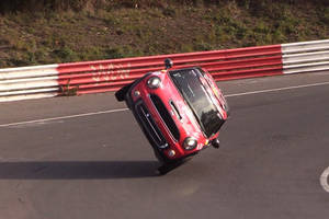 Record : le Nürburgring en Mini sur deux roues