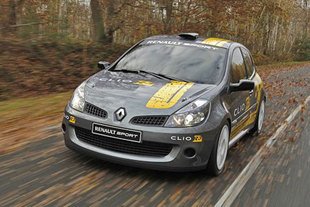 Clio R3 : en tenue de rallye