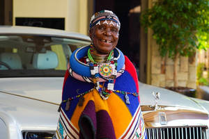 Esther Mahlangu et la Rolls-Royce Phantom 