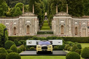 La Rolls-Royce Phantom Goldfinger exposée à la Villa d'Este