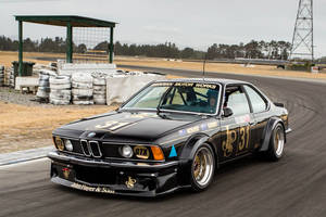 Une rare BMW 635 CSi en piste à Silverstone Classic