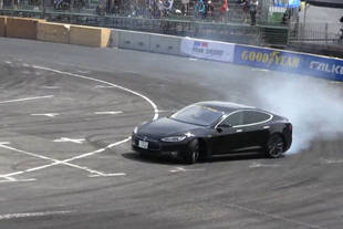 Séance de drift en Tesla Model S 