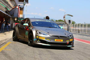 La Tesla Model S de course en piste à Barcelone