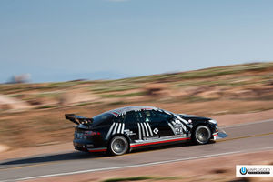 Embarquez dans la Tesla Model S Plaid à Pikes Peak