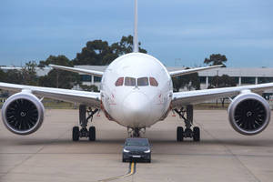 Record : une Tesla tracte un Boeing