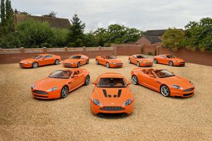 Une collection de huit modèles Aston Martin orange présentée aux enchères