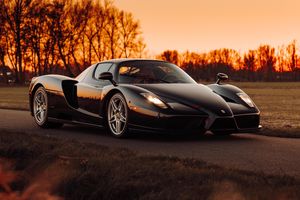 Une Ferrari Enzo s'illustre lors de la vente Bonhams de Paris