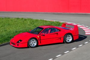 Une Ferrari F40 s'illustre lors de la vente Bonhams de Gstaad