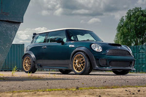 Une MINI équipée d'un bloc V8 à Goodwood