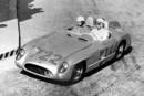 Stirling Moss et Denis Jenkinson dans leur Mercedes 300 SLR en 1955