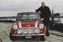 Michael Caine aux côtés d'une Mini Cooper 1.3i