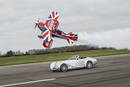 Insolite : une Morgan Aero 8 contre un biplan