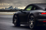 La Porsche 911 (992) Turbo S sur le tarmac de l'aéroport de Sydney