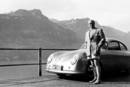 Le Dr Ottomar Domnick et sa Porsche 356 - Crédit photo : Porsche