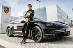 Mark Webber et un prototype du Porsche Taycan Cross Turismo