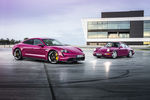 Le Porsche Taycan et la Porsche 964 RS (1994) dans la teinte Rubystar