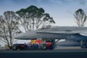 Une Red Bull F1 contre avion Hornet