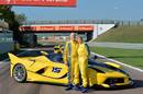 Benjamin Treynor et Christine Sloss posent devant leur LaFerrari FXX-K