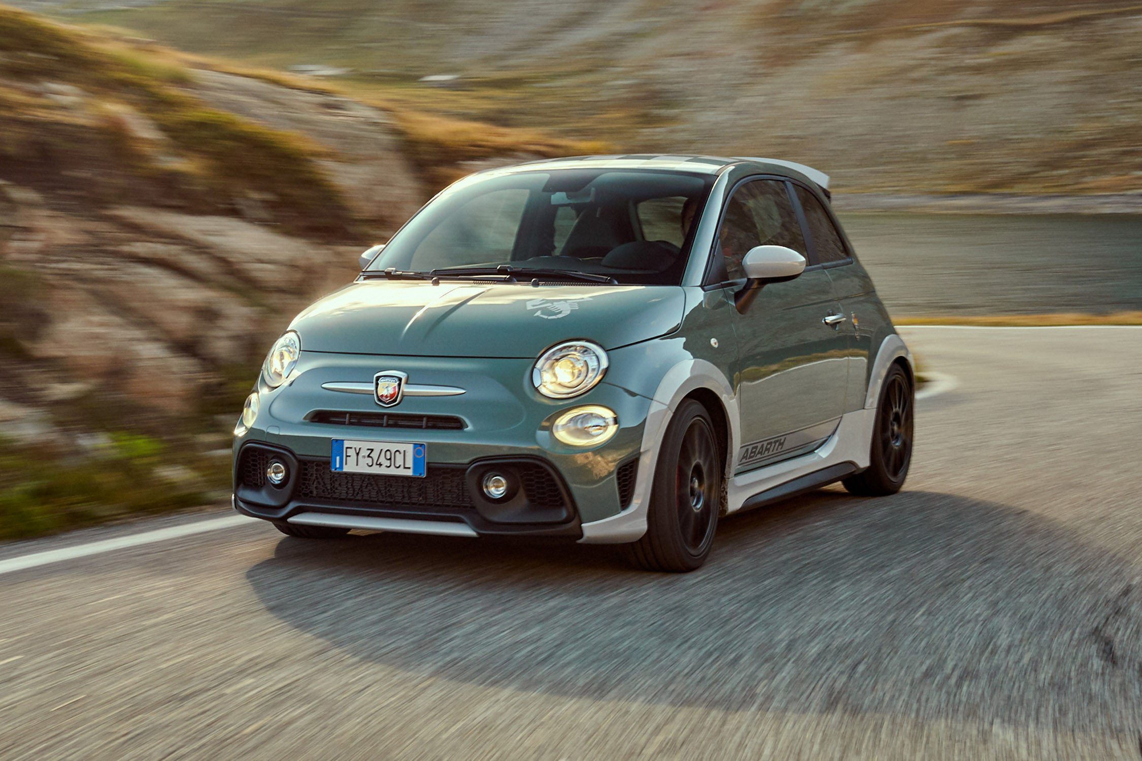 ESSAI AUTO. Abarth 695 70th Anniversario : l'esprit, c'est tout ce qui  compte !