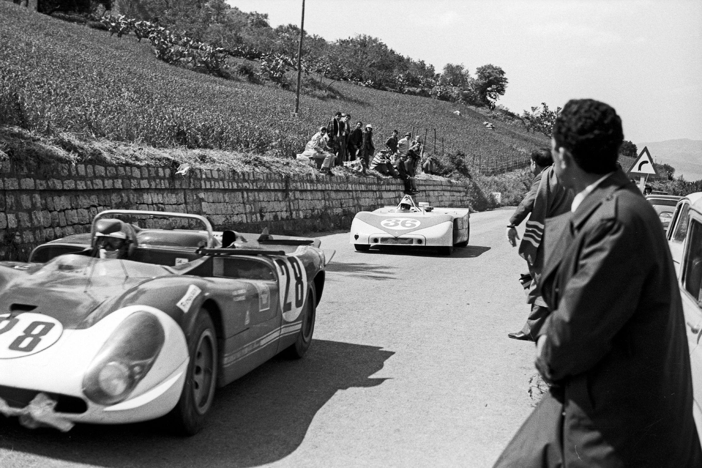 Porsche Souhaite Un Bon Anniversaire A Richard Attwood Actualite Automobile Motorlegend